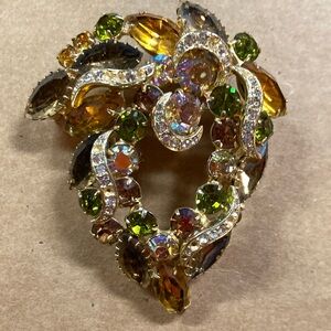 Vintage Beautiful Vintage unsigned Brooch/Pin